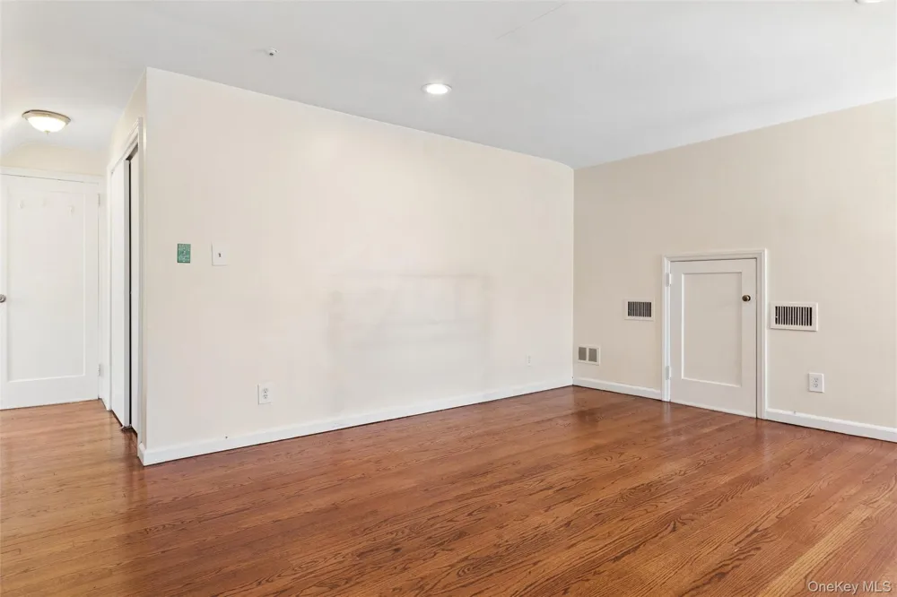 5 Seaton Gate Valley Stream, NY 11580