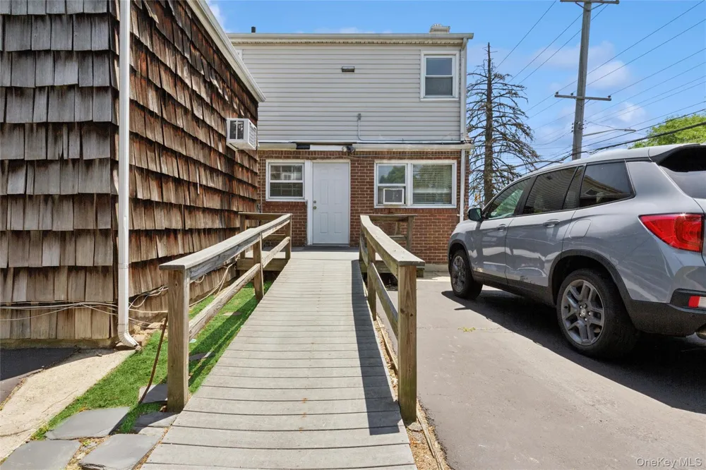 5 Seaton Gate Valley Stream, NY 11580