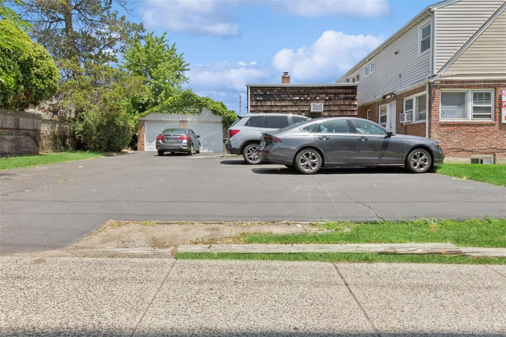 5 Seaton Gate Valley Stream, NY 11580