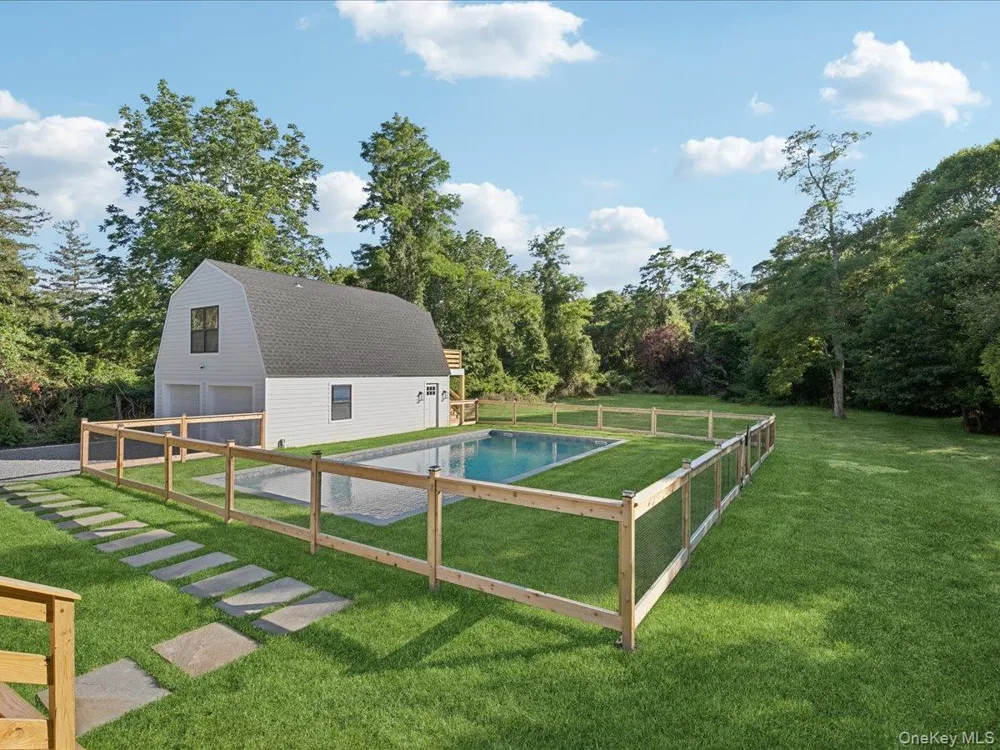 1579 Sea Road Southampton, NY 11968