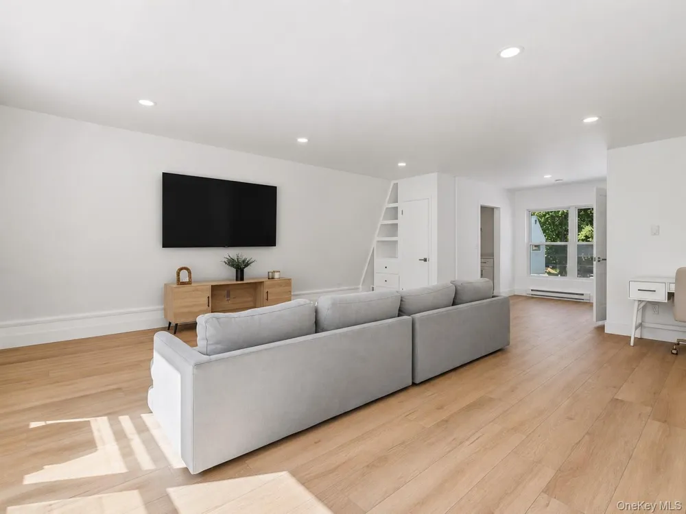 1579 Sea Road Southampton, NY 11968