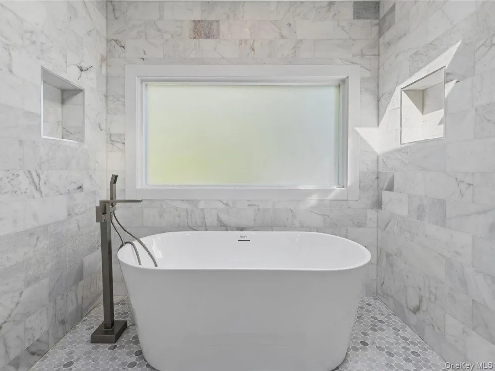 1579 Sea Road Southampton, NY 11968