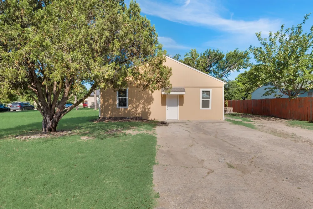 2210 Manor Street Grand Prairie, TX 75050
