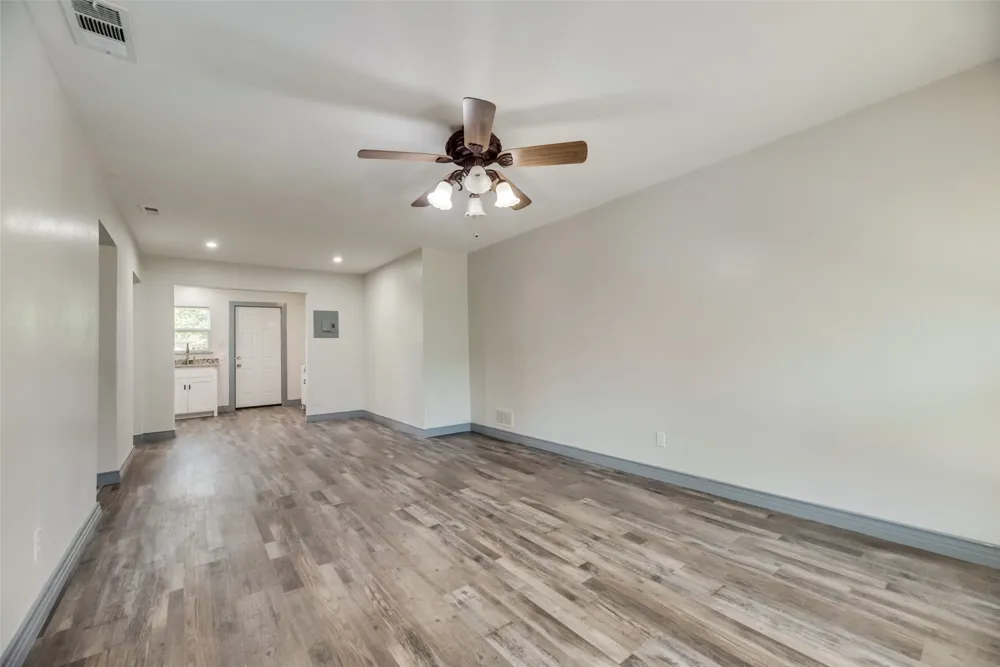 2210 Manor Street Grand Prairie, TX 75050