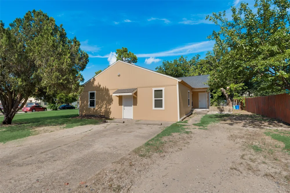2210 Manor Street Grand Prairie, TX 75050