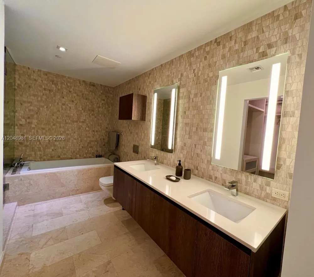 88 SW 7th St #808 Miami, FL 33130
