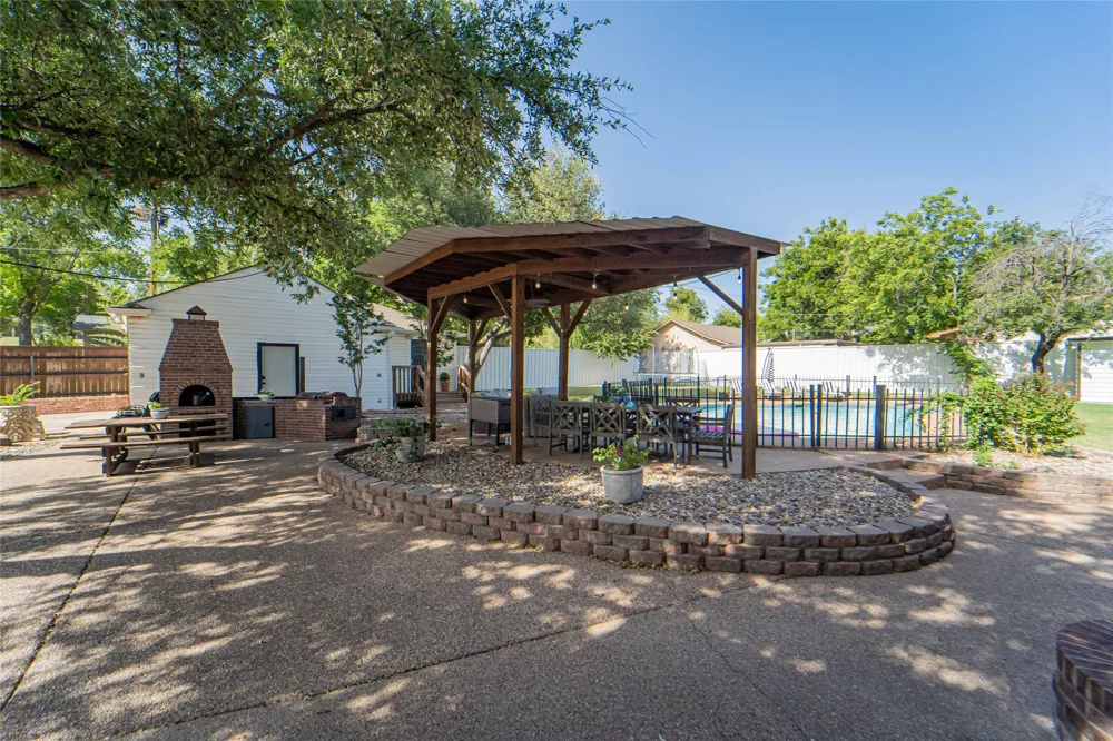 1002 E Lindsey Street Breckenridge, TX 76424