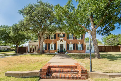1002 E Lindsey Street