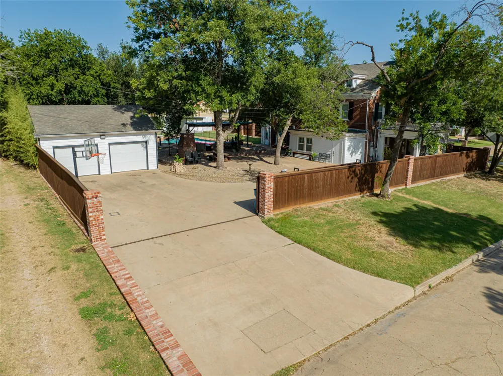 1002 E Lindsey Street Breckenridge, TX 76424