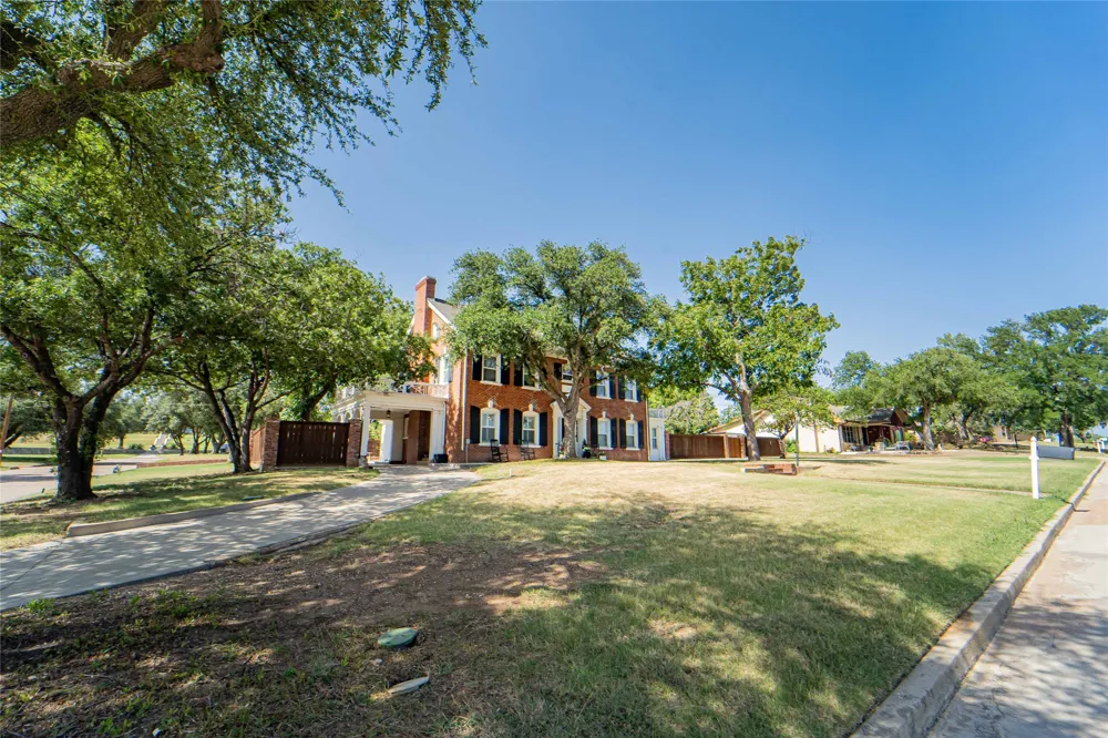 1002 E Lindsey Street Breckenridge, TX 76424