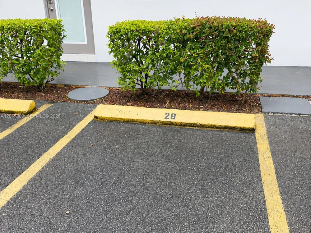 4700 NW 35th St #411 Lauderdale Lakes, FL 33319