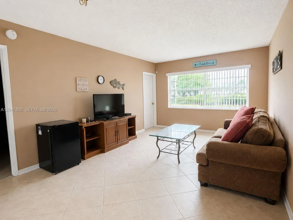 4700 NW 35th St #411 Lauderdale Lakes, FL 33319