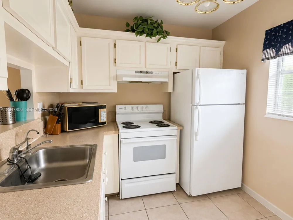 4700 NW 35th St #411 Lauderdale Lakes, FL 33319