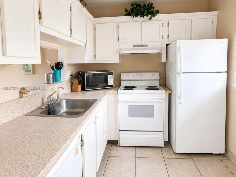 4700 NW 35th St #411 Lauderdale Lakes, FL 33319