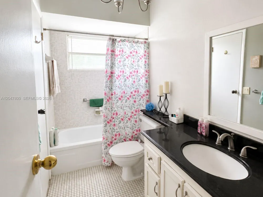 4700 NW 35th St #411 Lauderdale Lakes, FL 33319
