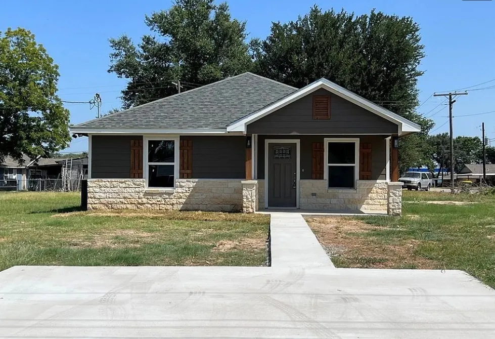709 W Evans Street Hearne, TX 77859
