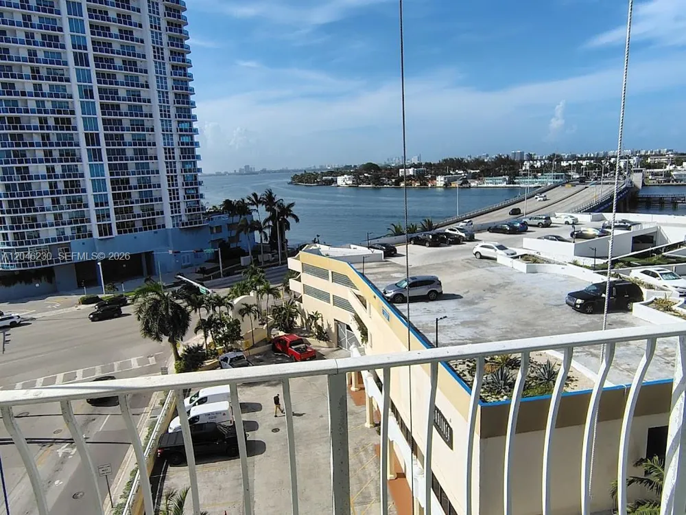 7601 E Treasure Dr #811 North Bay Village, FL 33141