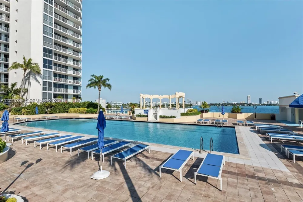 7601 E Treasure Dr #811 North Bay Village, FL 33141