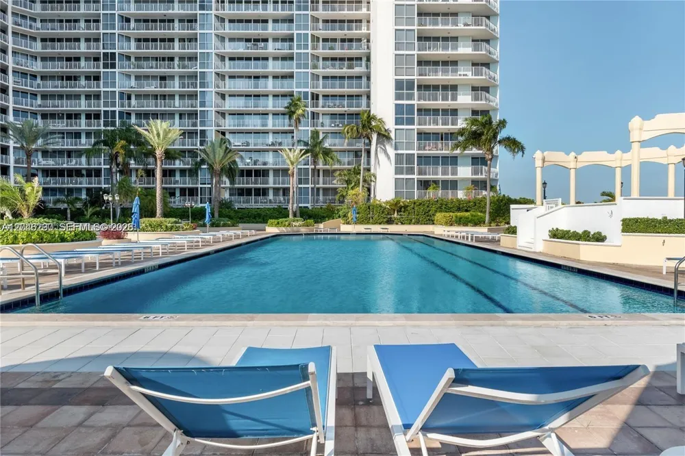 7601 E Treasure Dr #811 North Bay Village, FL 33141