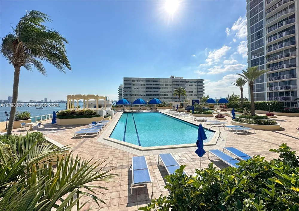 7601 E Treasure Dr #811 North Bay Village, FL 33141