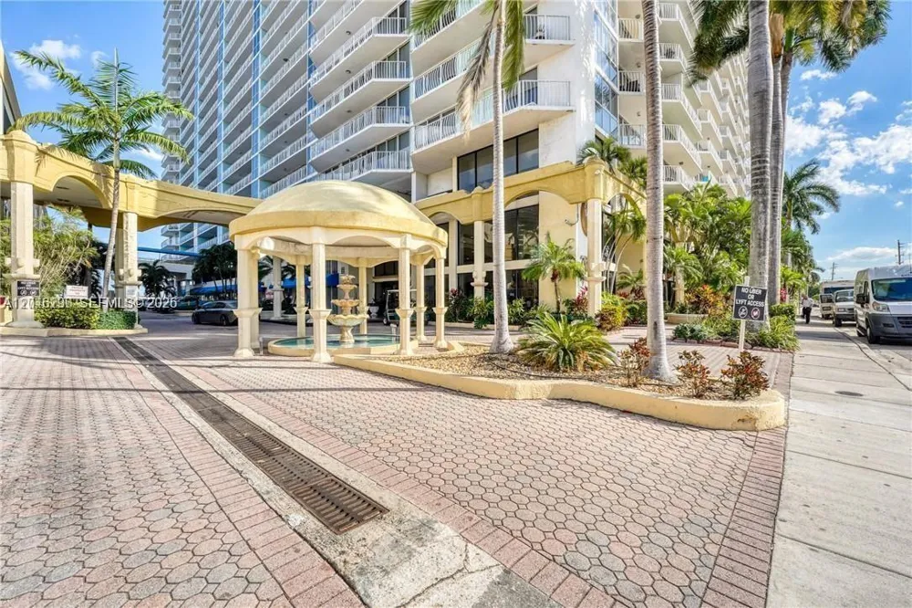 7601 E Treasure Dr #811 North Bay Village, FL 33141