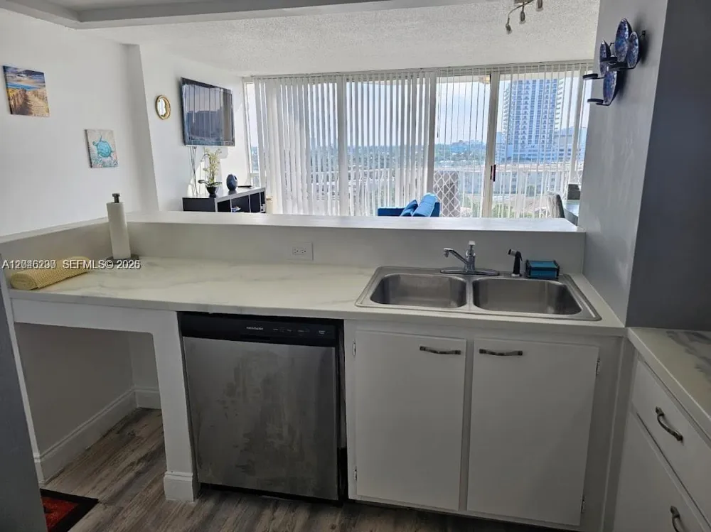 7601 E Treasure Dr #811 North Bay Village, FL 33141