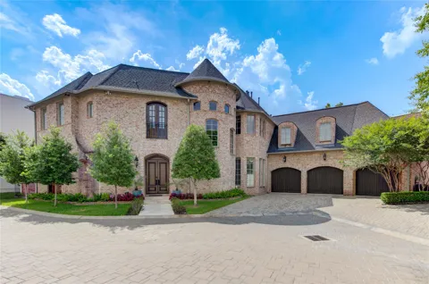 5110 W Oak Mews