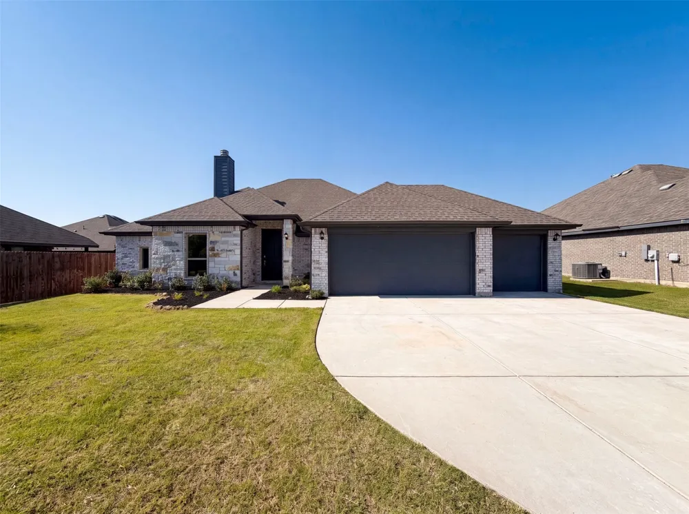 1530 Woodmere Drive Krum, TX 76249