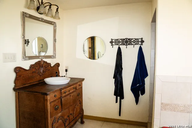 518 Indian Crossing Jourdanton, TX 78026