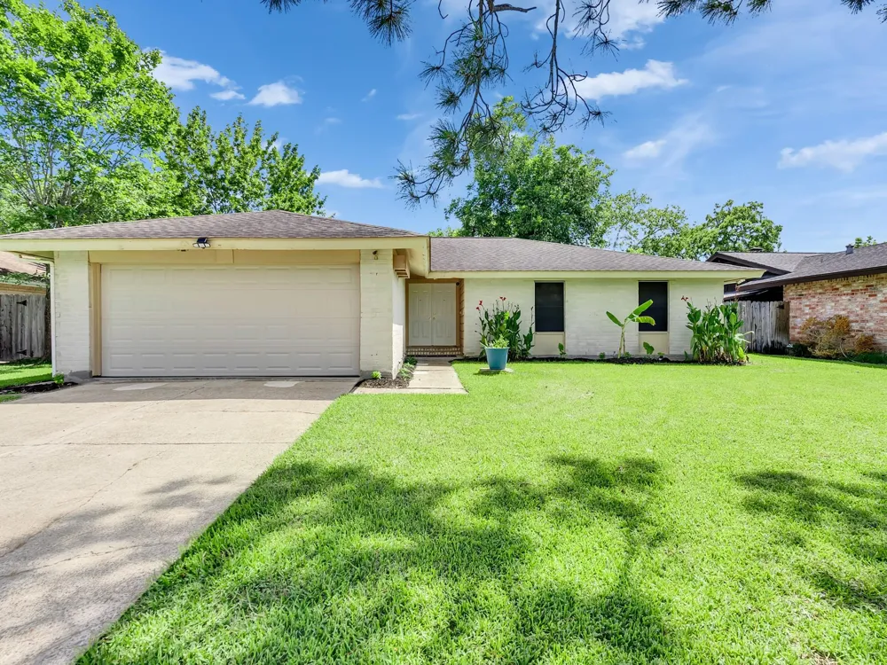 16811 Stardale Lane Friendswood, TX 77546