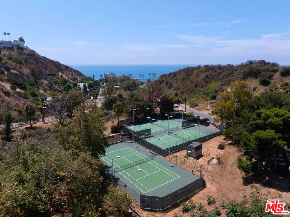 21400 Rambla Vista Malibu, CA 90265