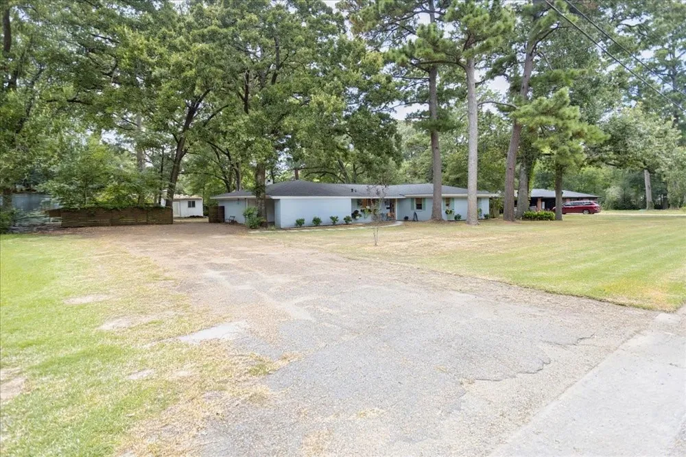 1302 Shadybrook Lane Lufkin, TX 75904