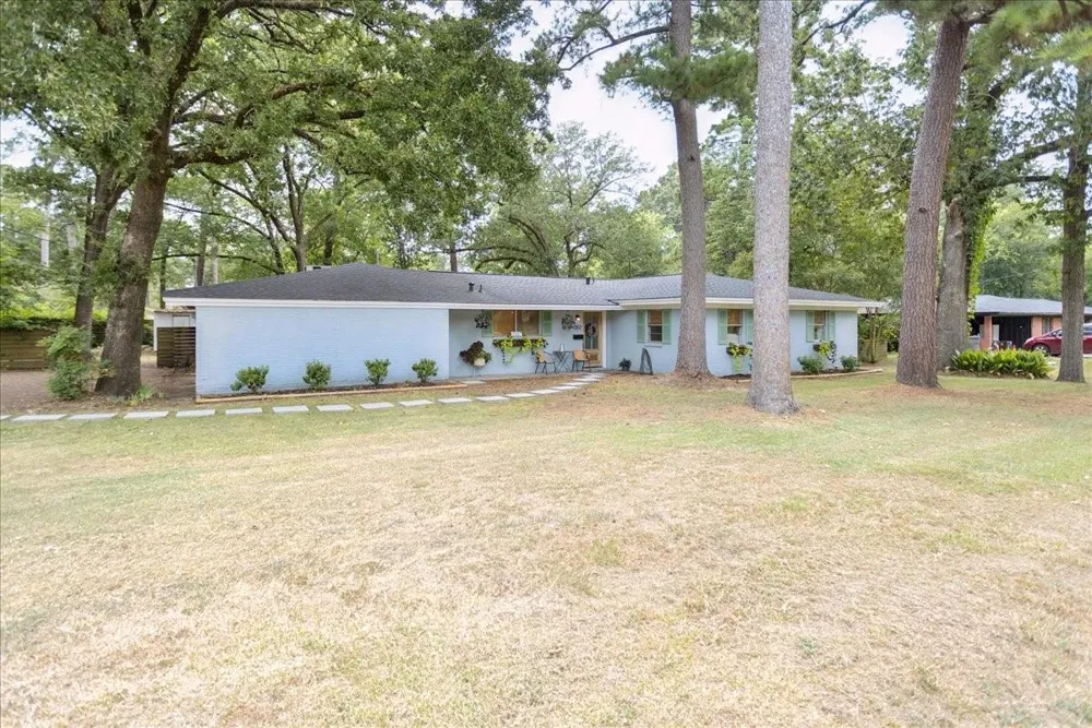 1302 Shadybrook Lane Lufkin, TX 75904