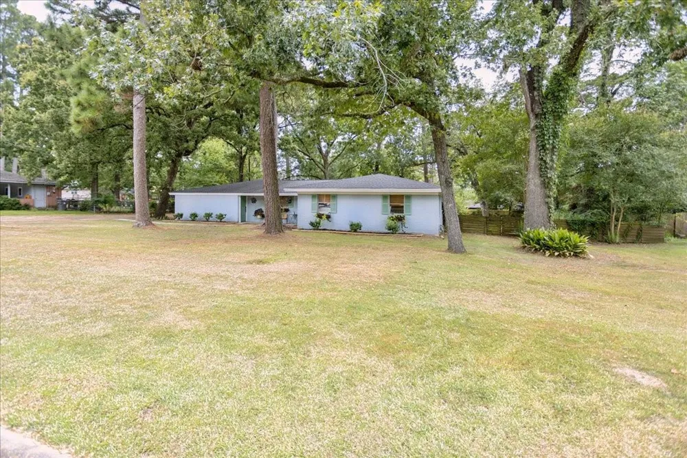 1302 Shadybrook Lane Lufkin, TX 75904