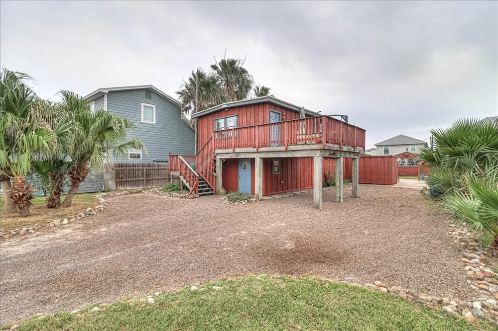 141 W White Avenue Port Aransas, TX 78373