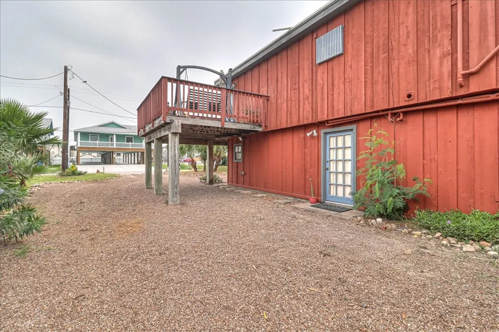 141 W White Avenue Port Aransas, TX 78373