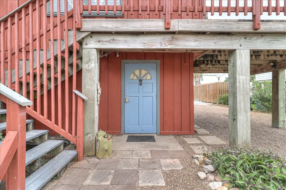 141 W White Avenue Port Aransas, TX 78373