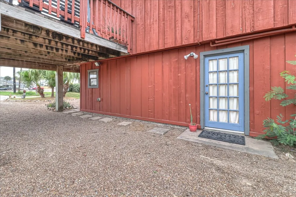 141 W White Avenue Port Aransas, TX 78373