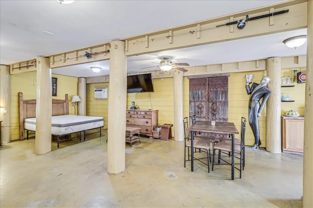 141 W White Avenue Port Aransas, TX 78373