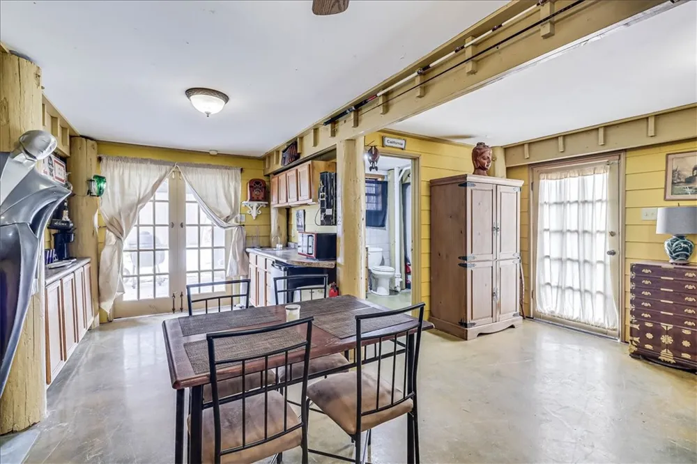 141 W White Avenue Port Aransas, TX 78373