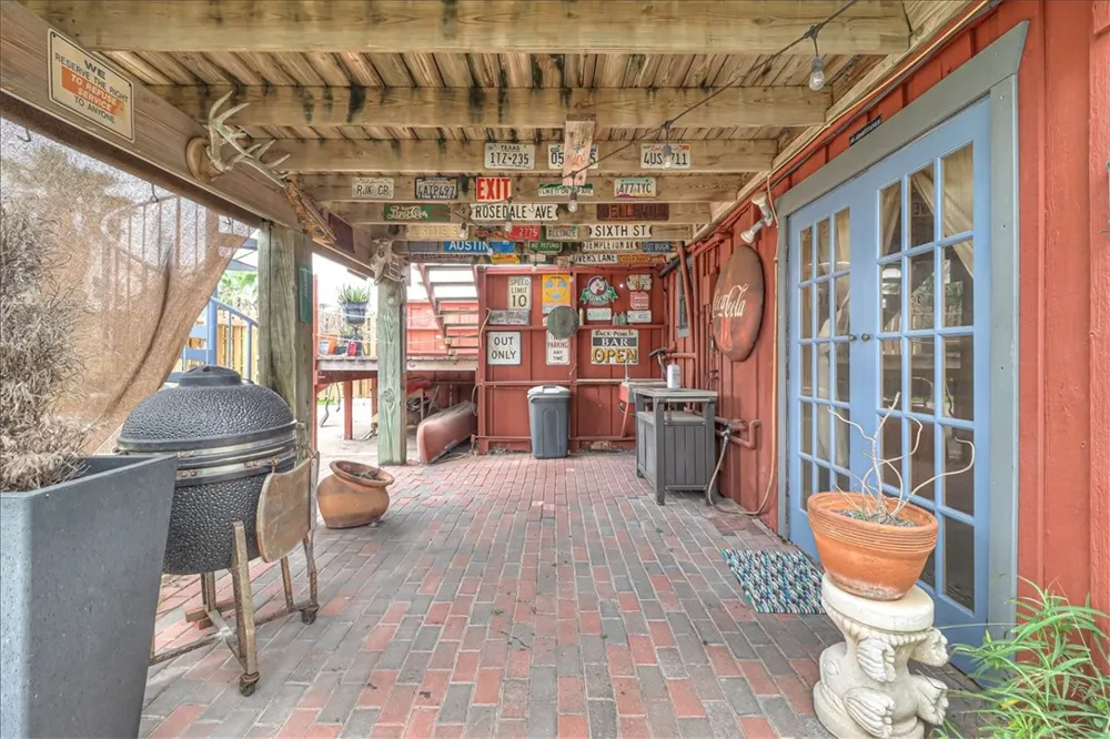 141 W White Avenue Port Aransas, TX 78373