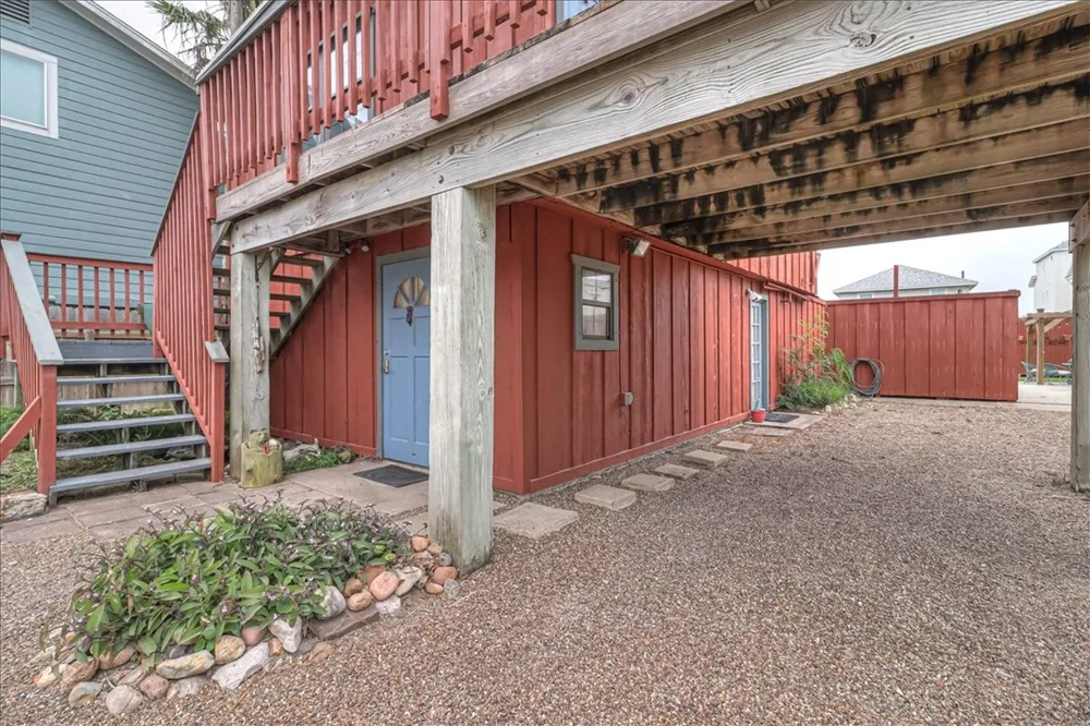 141 W White Avenue Port Aransas, TX 78373