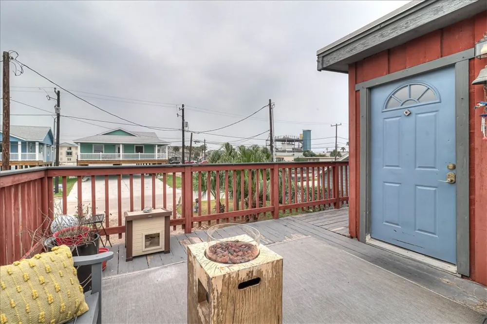 141 W White Avenue Port Aransas, TX 78373