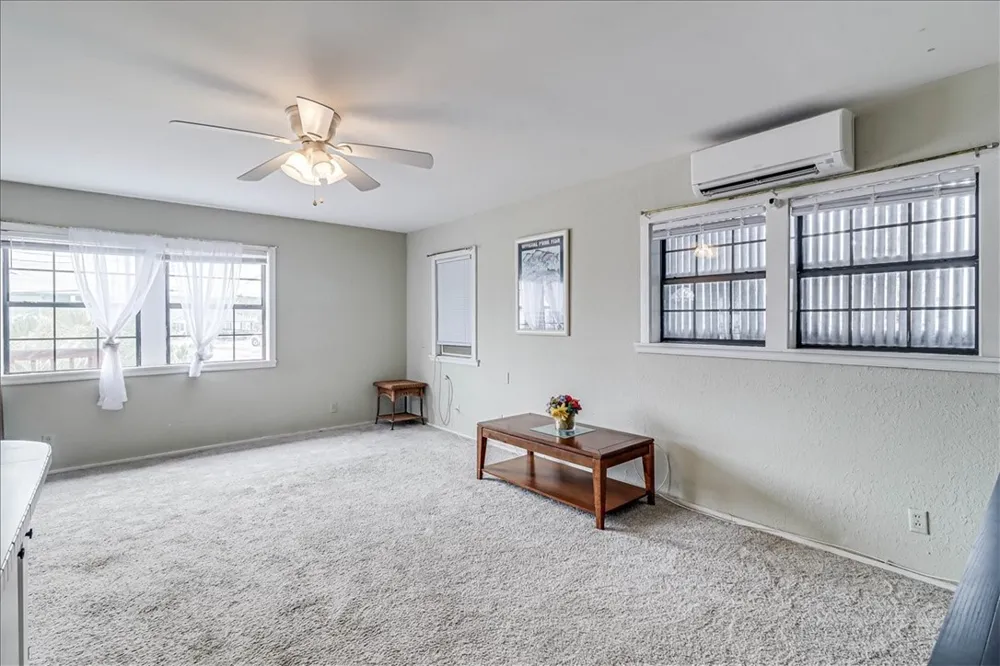141 W White Avenue Port Aransas, TX 78373