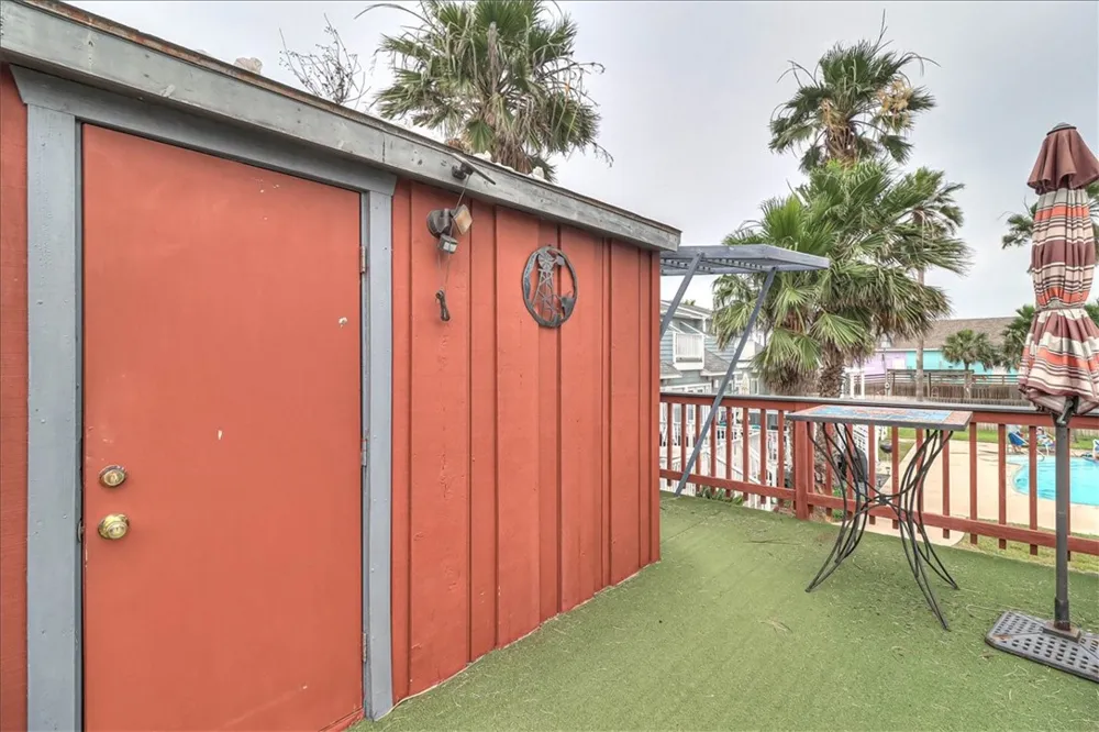 141 W White Avenue Port Aransas, TX 78373