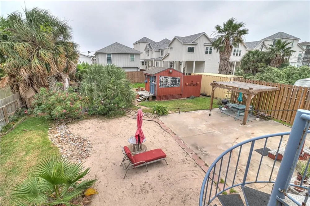 141 W White Avenue Port Aransas, TX 78373