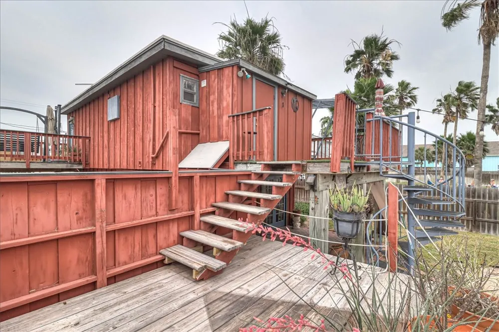 141 W White Avenue Port Aransas, TX 78373