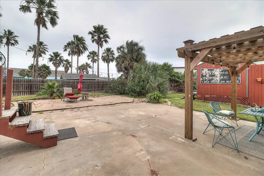 141 W White Avenue Port Aransas, TX 78373