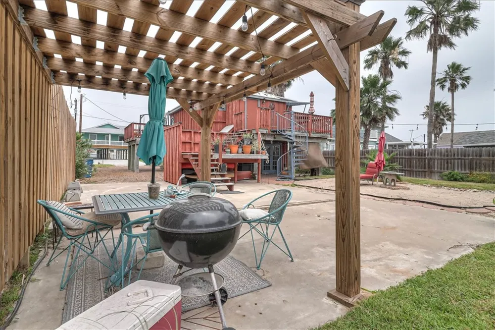 141 W White Avenue Port Aransas, TX 78373