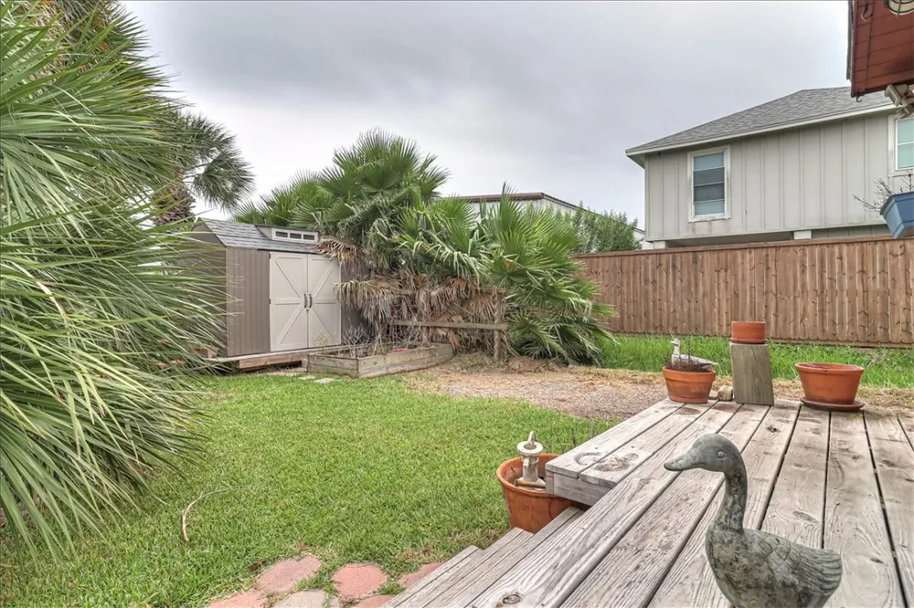 141 W White Avenue Port Aransas, TX 78373